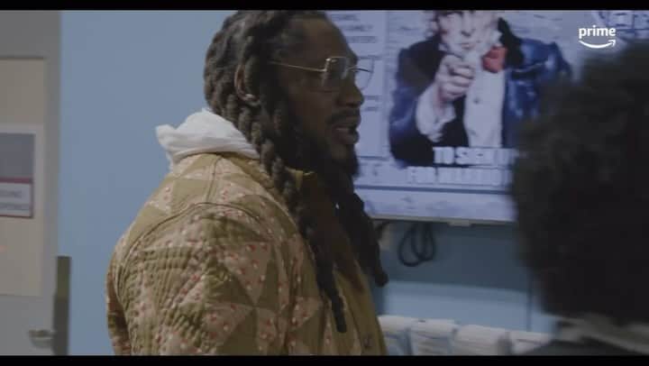 マーショーン・リンチのインスタグラム：「Marshawn stopped by Amazon Fulfillment Center LGA9 in Edison, New Jersey during the busiest time of the year to put his @beasthealth blender through the process of order through delivery in a very special #BlackFridayNFL edition of ‘N Yo’ City.」