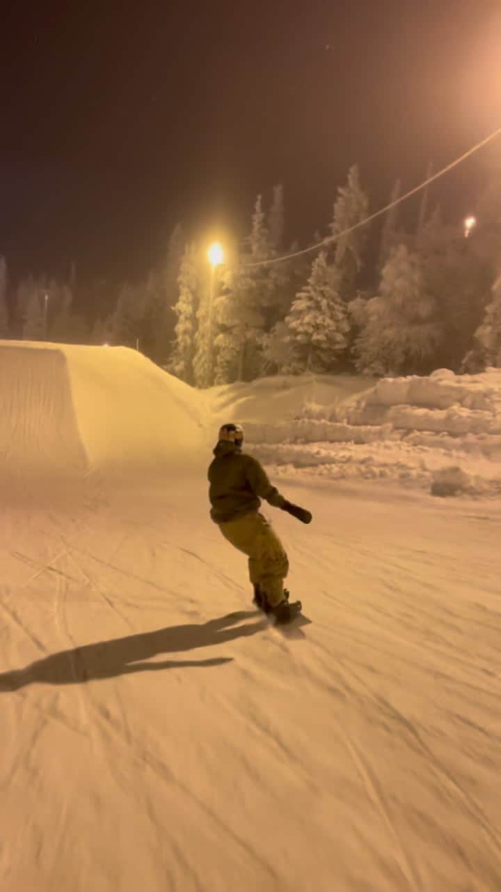 アナログクロージングのインスタグラム：「FULL PULL: @markmcmorris ⚡️   🎥 @emilabdullin  #burton  #snowboarding」