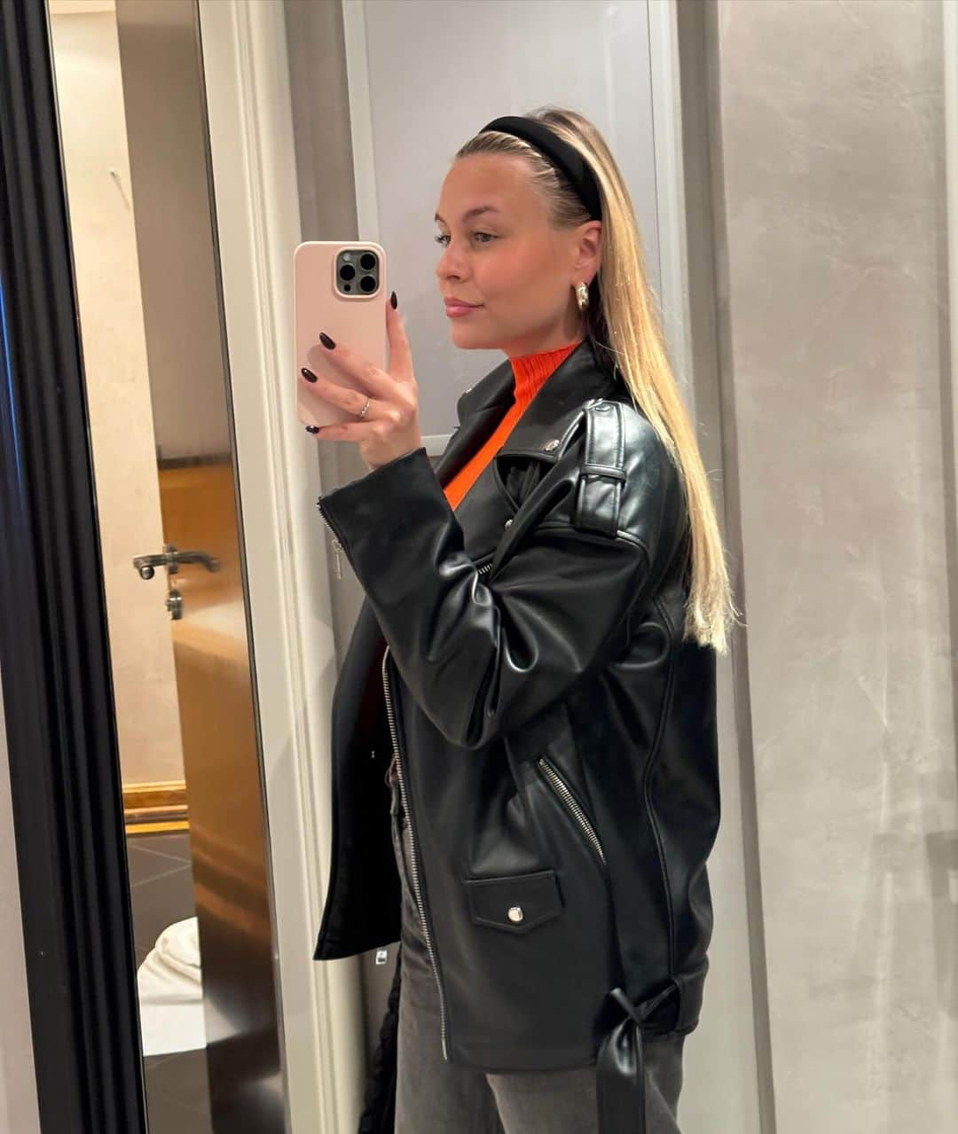 Dagi Beeさんのインスタグラム写真 - (Dagi BeeInstagram)「Previously on my Camera Roll - week #46 ✨  Foto 1 : Hotel aesthetic 😌✨ @bayerischerhof_munich  Foto 2 : Quick mirror Selfie before Dinner 🤍 Foto 3 : wer schön sein will, muss halt manchmal die Luft anhalten  Foto 4 : Bambi fittings Foto 5 : First time spinning with @lenimariee Foto 6 : Dagi in her Sportyyy era  Foto 7 : rtl Spendenmarathon - spenden sammeln für Kinder in Not 💕 Foto 8 : breakki Goals 😮‍💨 Video 9 : on the way to GLAM the Carpet ✨ Video 10 : TTEOBOKKI LIEBE 🤤」11月23日 1時20分 - dagibee