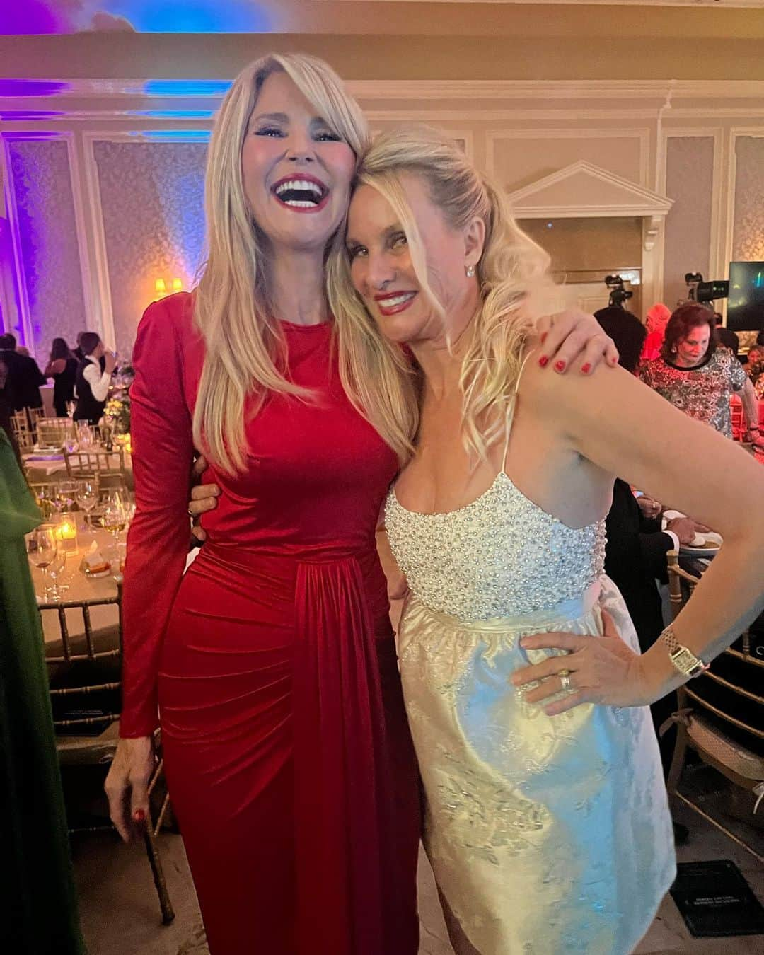 クリスティ・ブリンクリーのインスタグラム：「Swipe to see how excited I was to tell @nicollettesheridan how much my daughters and I enjoyed watching ( for me rewatching) Desperate Housewives! She has a new Xmas Show coming out soon snd she was one of our glamourous presenters at the @americanhumane @herodogawards airing Thanksgiving evening at 8:00 EST on @fyi AND again the next day on A&E at 1:00 I hope you’ll tune in for the heroic stories about the heroes at both ends of the leash. You’ll laugh,you’ll cry, you’ll eat more pie! Happy Thanksgiving Everyone! 🍂🥮🍰🥧🍨🥂🍾🍠🌽🥔🥦🥧🍦」