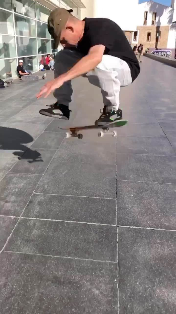 MACBA LIFEのインスタグラム：「🍤🍤🍤🍤  📲 @brucci_mane  Tag us to be featured 👉🏽#macbalife 👈🏽 -———————— #RESPECTTHEPLAZA #macba #skate #skateboarding #barcelona #bcn #skatebarcelona #skatelife #barceloka ##skatecrunch #skategram #thankyouskateboarding #❤️skateboarders」