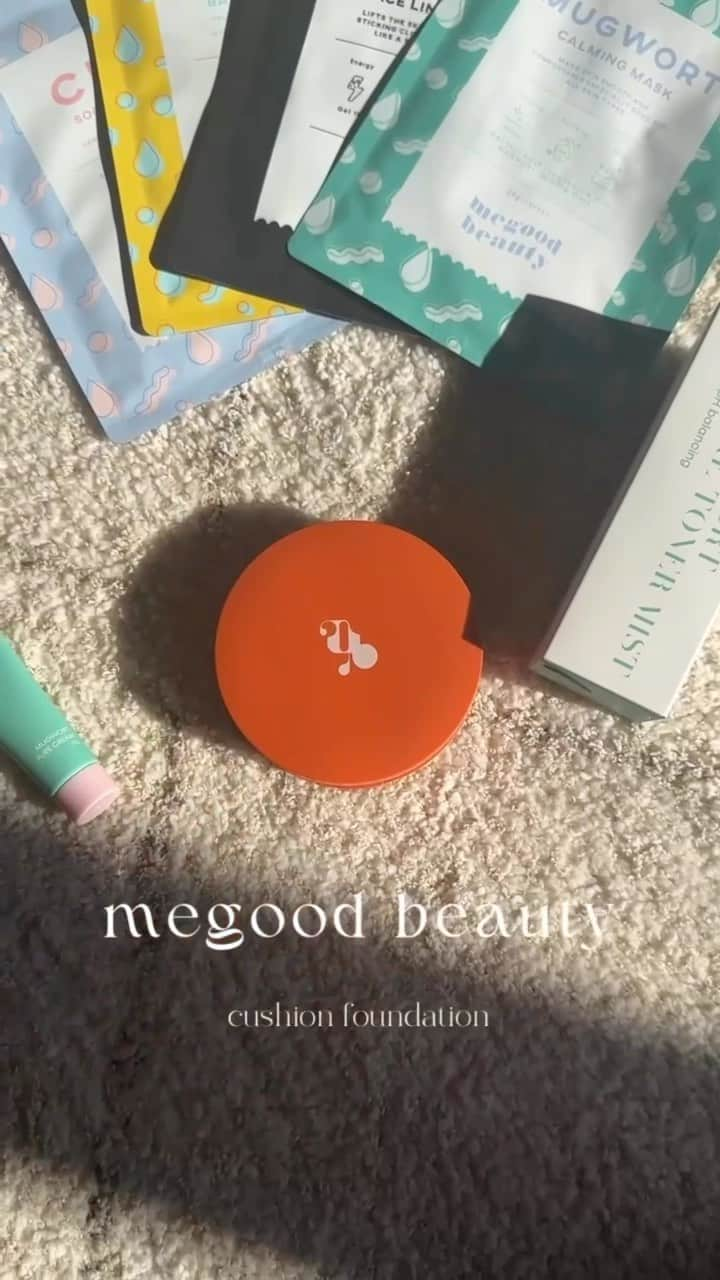 新井ニーニャのインスタグラム：「.  ずっと気になってたmegood beautyのアイテム買ってしまった🧡 クッションファンデは、かなりみずみずしくてカバー力はあれだけど水光肌になる❣️  化粧水とクリームの威力がすごくて 朝起きた時、肌の弾力ちがったので 大きいタイプ買うって決めた🔥  でも12月コスメ、スキンケア漁り買いするの 決めてるからまたそれはそれでシェアしま🎀🎀🎀  #最近の購入品  #mgb #megoodbeauty」