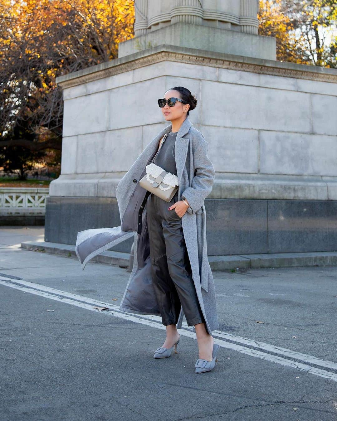 ウェンディー・グエンのインスタグラム：「Been loving all gray lately! And sharing major Black Friday sales! All of my favorites - @senreve is 30% to 60% off sitewide (this bag is 50% off!), @marissawebbnyc is offering 35% off sitewide with code 'wendy35', and @wanderlustandco is up to 30% off with code 'bfcm30' ✨ Comment 'LINKS' and I'll DM you links to everything plus the discount codes ♥️」