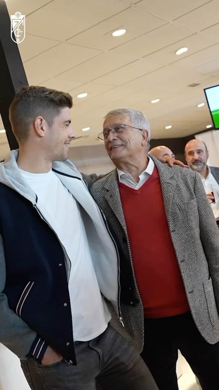 グラナダCFのインスタグラム：「📼 Así iniciamos la nueva temporada del Club de Negocio Granada CF.    👉🏼 Bienvenida por parte de la dirección del club. 👉🏼 Presentación calendario de actividades de la temporada.  👉🏼 Cierre con la visita de 3 jugadores.  ❤️ ¡Gracias por vuestro apoyo!  #𝙀𝙩𝙚𝙧𝙣𝙖𝙇𝙪𝙘𝙝𝙖 🇦🇹」