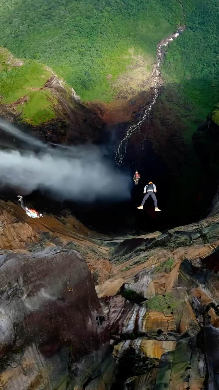 goproのインスタグラム：「The world’s tallest waterfall meets the world’s coolest friend group 💪 @claudiocagnasso followed the trio down the 3,212ft face of Angel Falls with his #GoProFPV drone for a $500 GoPro Award.  #GoPro #GoProAwards #HyperSmooth #BASE #BASEJumping #AngelFalls #Venezuela #Waterfall #FPV #FPVDrone」