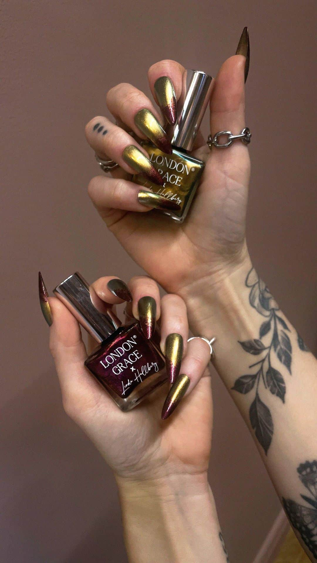 Linda Hallbergのインスタグラム：「Reklam för @londongracenordic Invited some of my friends for manicure with the Heavy Metal Collection today at @fridaselkirk amazing salon. I never wanted to go home ❤️ thank you Frida and thank you London Grace for such an amazing collab! ✨」