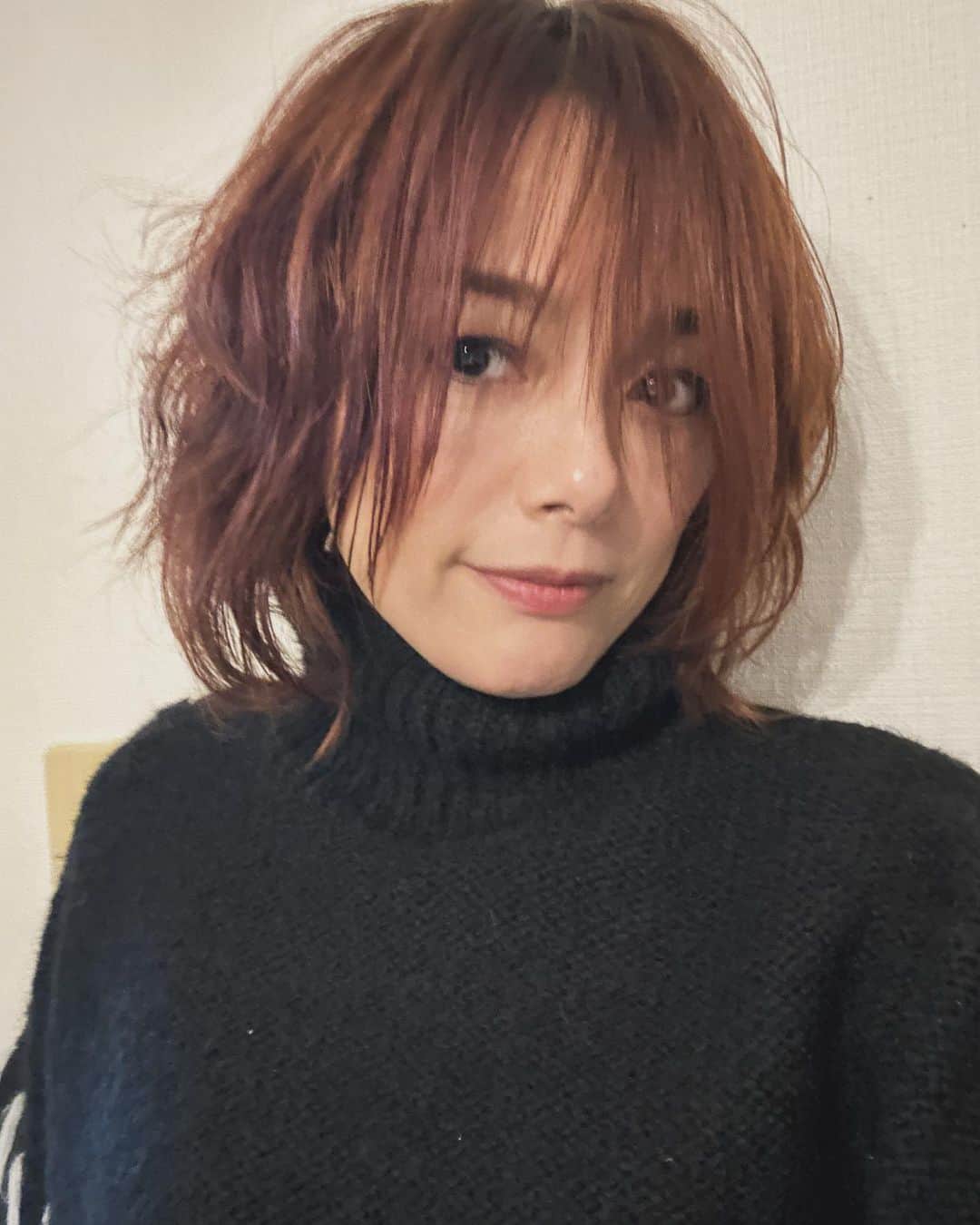 のインスタグラム：「今日の一枚。 決して髪を切った訳じゃない。パーマが良い感じ😊  #さむくなってきた  #マフラーが欲しい」