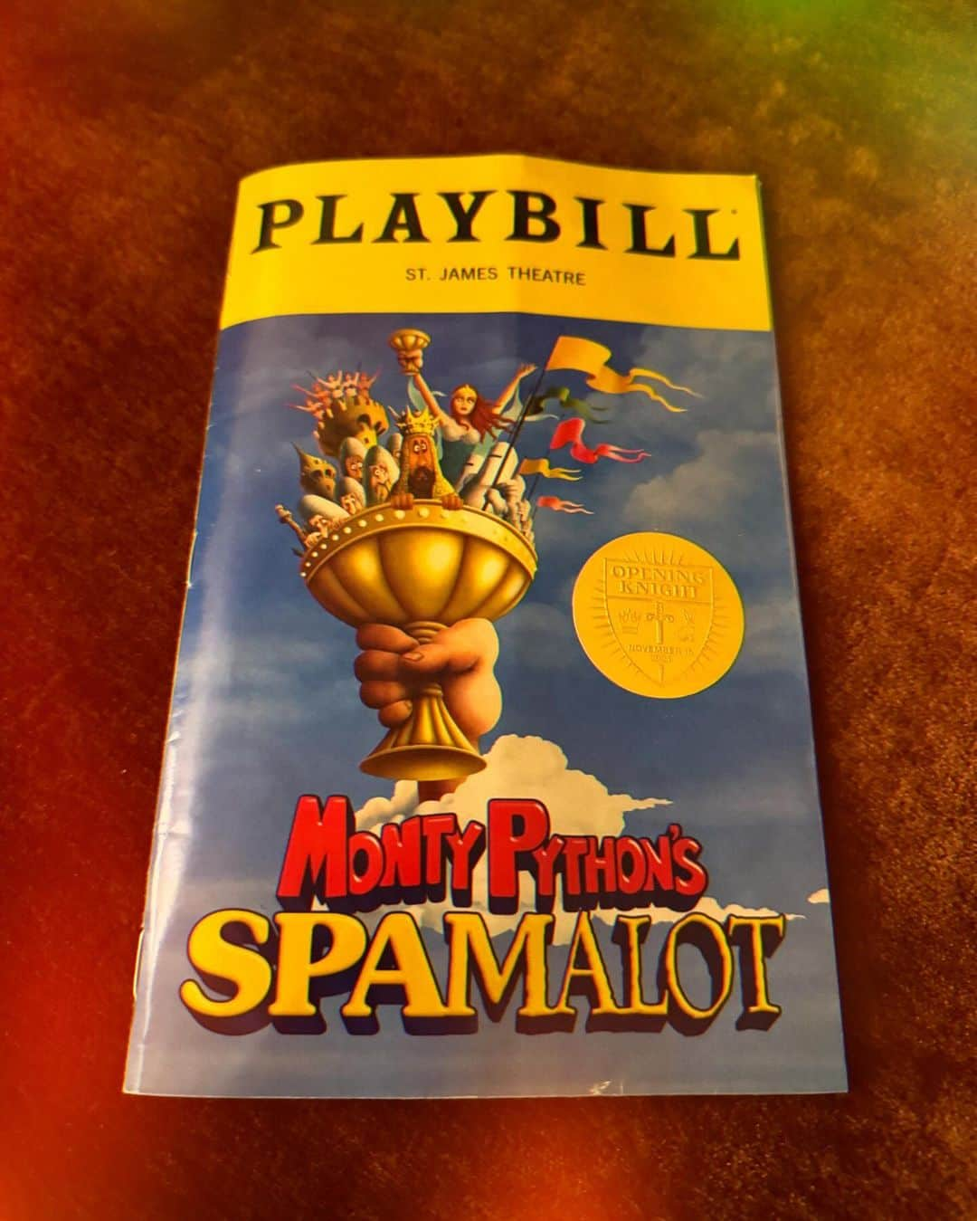 ザッカリー・リーヴァイのインスタグラム：「Another trip to my favorite city on earth, which meant another opportunity to see some Broadway, baybayyy!!! 🙌💃  First of all, I was so grateful to see and support some of my pals in the delightful revival of @spamalotbway! A massive congrats to @jmiglehart, who commands the stage as King Arthur, the incomparable @tarzannoz, who had me in both stitches and jealousy watching him joyously weave thru all the classic Grail characters, and my OG honey boo-boo @joshrhodes1115, who directed and choreographed the heck outta this thang! @thechristopherfitzgerald @michaelurielikesit and the rest of the cast shine. But a verrryyy special shoutout to the wickedly talented and hilarious @lesliekritzer who’s “Lies-uh Minnelli” had me LITERALLY laughing so hard I cried. 🤣😭  But wait, there’s more! Y’all, admittedly, I end up seeing more musicals than plays, but if every play was as good as SPAIN at @2stnyc I’d be at every one. @atburnap @marinireland and the rest of the cast are impeccable. And the writing and directing by @this_panda_is_sad  and @tynerafaeli, respectively, are superb.   So there ya have it. Go see both shows. Immediately. Run, don’t walk. But maybe stretch first. And watch out for renegade pedicabs blasting music at unhealthy decibel levels. Also, maybe bundle up. But don’t overthink it. Smart layers, ya know? 💁‍♀️」