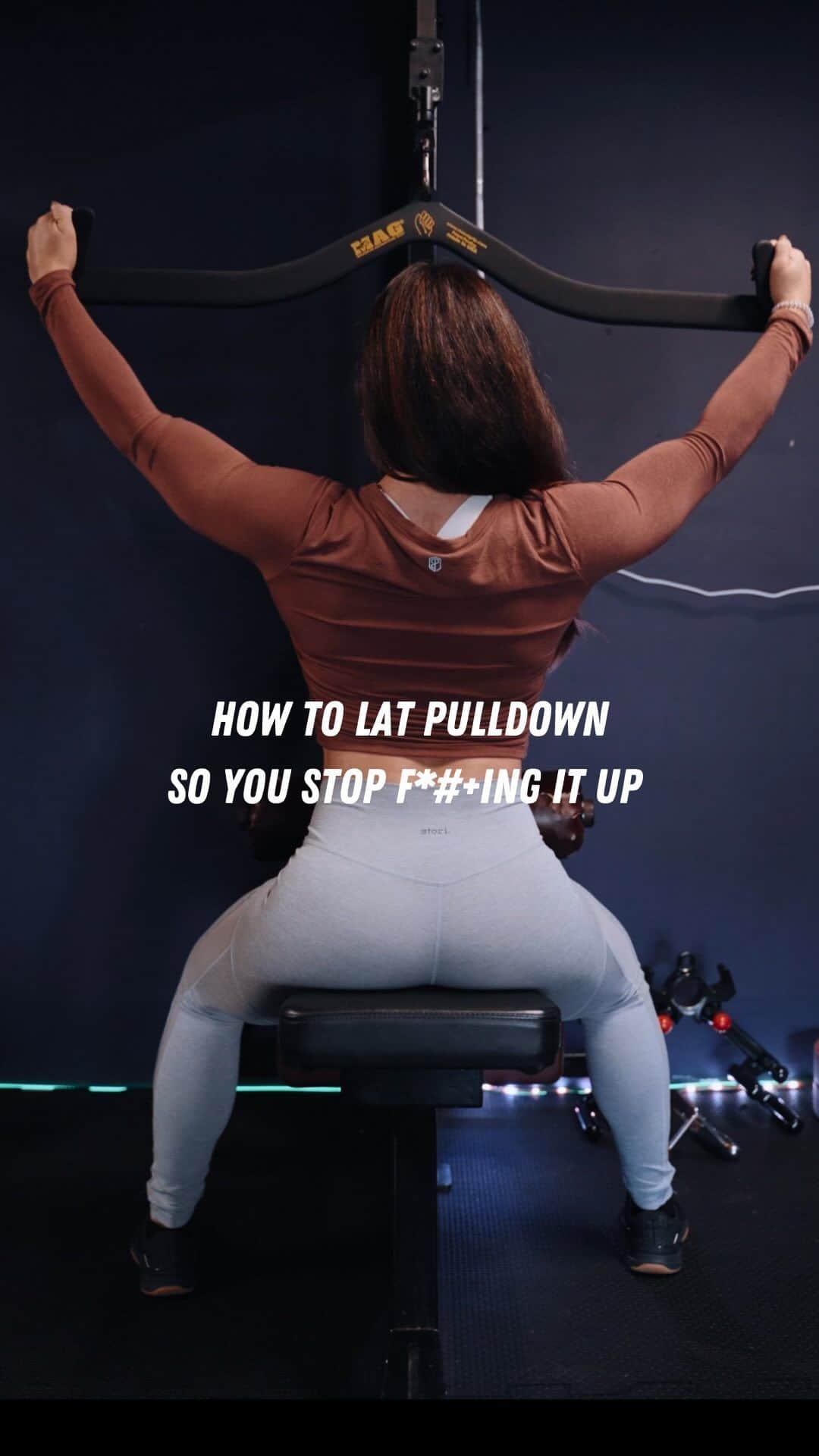 Camille Leblanc-Bazinetのインスタグラム：「Mastering the Lat Pulldown: Your Path to a Stronger, Muscular Back 💪  Understanding the role of your lats is the key to sculpting a powerful and well-defined back. These muscles are designed to pull the shoulders back and down, and knowing this fundamental action can be a game-changer in your journey to building a robust back.  One common mistake I often observe in back training is folks relying heavily on their biceps to pull the weight, neglecting the intended action of engaging the lats. To truly target and develop your lats, it’s crucial to shift your focus to pulling those shoulders back and down with purpose.  Another significant oversight is limiting your range of motion. When it comes to muscle growth, the stretch and load phase of a movement is where the magic happens. Embrace a full range of motion deliberately and with purpose, as it’s the most potent way to stimulate muscle growth effectively.  Now, put this knowledge into action with this Lat Pulldown workout:  🏋️‍♂️ Set 1: 20 repetitions with a controlled 2-second up and 2-second down tempo.  🏋️‍♂️ Set 2: 15 repetitions with a double contraction at the top (raise the load halfway down, bring it back up, lower it fully, and lift it up = 1 repetition).  🏋️‍♂️ Set 3: 12 heavy repetitions with a 1-second pause in full contraction and a slow 3-second ascent.  🏋️‍♂️ Set 4: 10 heavy repetitions with a deliberate 2-second ascent.  🏋️‍♂️ Set 5: Start with 10 heavy repetitions, then drop the load by 30%, and push for maximum repetitions. Drop the load another 30%, and give it your all for another max set.  Remember to rest for 2 minutes between sets, allowing your muscles to recover and perform optimally.  In the realm of muscle building, time under tension is the king, and volume is the queen. Embrace both, stay focused, and watch your back gains soar to new heights. 💥💥  Ready to conquer your workout? 💪 Let’s do this!  * full disclosure I use to do these wrong and I wish someone corrected me」