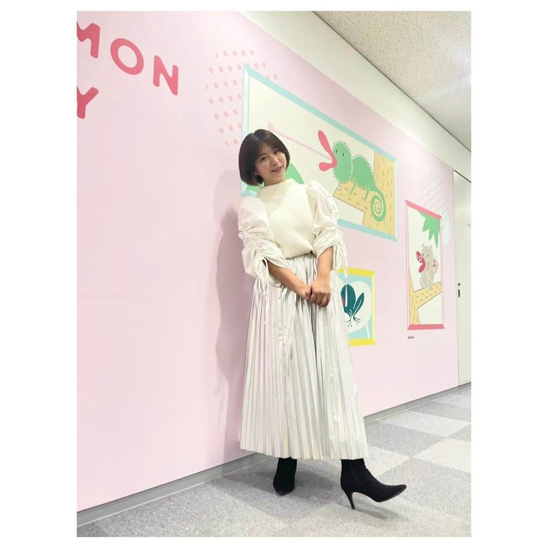 稲富菜穂さんのインスタグラム写真 - (稲富菜穂Instagram)「みんなでlive予想会の衣装👗  ニットなんやけど、 袖がぽわーんってなってて可愛い🥺💓 一気に華やかにしてくれるニット（ @verofonna ）で幸せ！  スカート（ @calm_select ）も 綺麗な色のスカートで形もきゃんわーっ🥺💘  いつも素敵な衣装を持ってきてくださるスタイリストさんに感謝🥹🙌💓 有難うございます☺️🙌  #衣装 #ニット #トップス #Re.Verofonna #スカート #calm #銀色スカート」11月23日 1時26分 - inatomi74