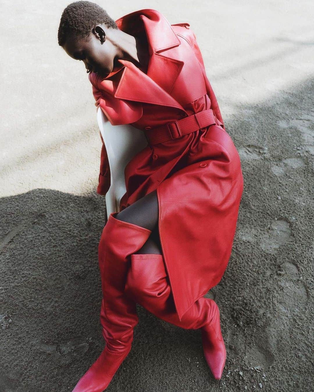 エルマンノシェルヴィーノのインスタグラム：「From head-to-toe. #ErmannoScervino #FW23 on @bazaaritalia.   Styled by @mariagiulia.riva」