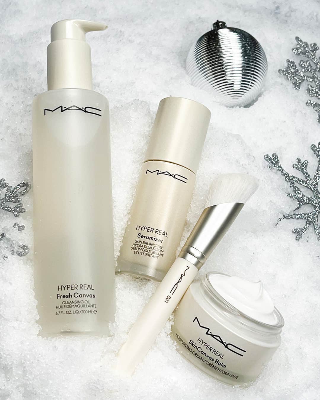 M·A·C Cosmetics Deutschlandのインスタグラム：「HYPER REAL. HYPER GLOW! ✨ Mach dieses Weihnachten besonders und verschenke unsere High-Performance-Skincare #MACHyperReal in der limitierten #MACHoliday Collection oder einzeln in Full Size Größen 💫🎁   ✨ Hyper Real Serumizer 🧴 Hyper Real SkinCanvas Balm 💦 Hyper Real Cleansing Oil   #MACSkincare #HolidayGifts #MACSkinArtistry」