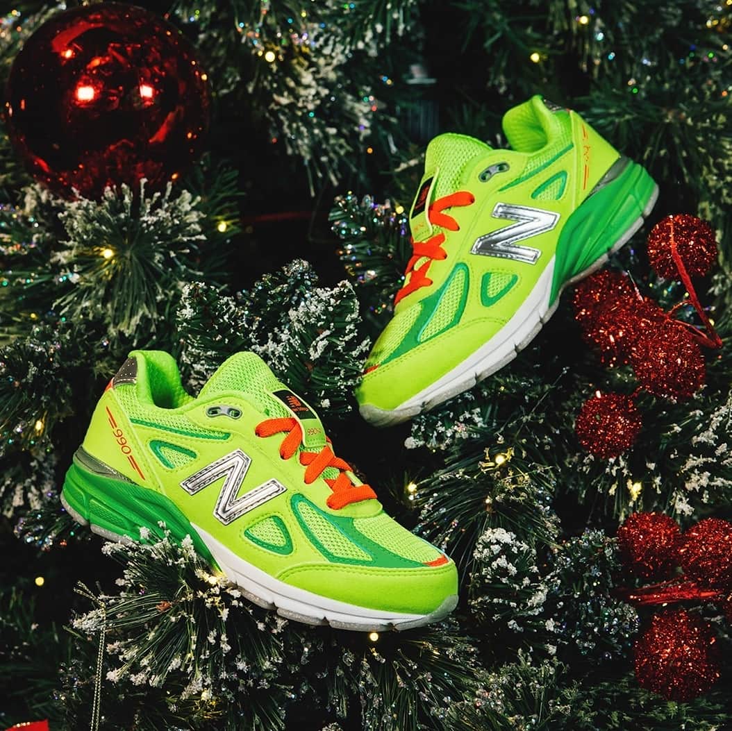 Sneaker Newsさんのインスタグラム写真 - (Sneaker NewsInstagram)「@dtlrofficial ho-ho-hopes you haven't been naughty this year. ⁠ ⁠ The specialty sneaker retailer has teamed up with longtime partner New Balance to create a special 990v4 for kids perfect for the holidays. Covered in lively green and vivid red, the "Festive" collaboration releases online on November 27th; in-person releases will take place at DTLR stores on December 1st.⁠ ⁠ Visit the LINK IN BIO for full details.」11月23日 1時33分 - sneakernews