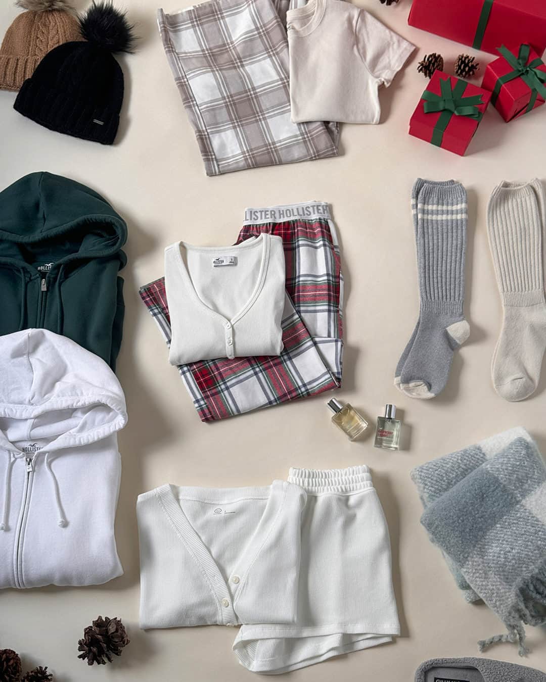 Hollister Co.のインスタグラム：「'tis the season! go treat yourself, you deserve it. 🤍🎁🥳」