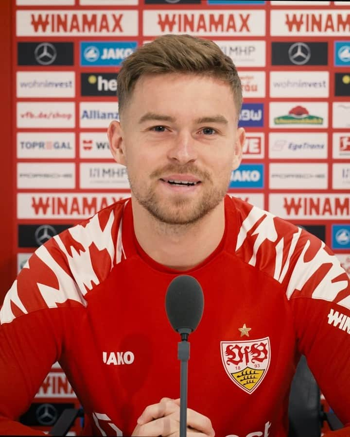 VfBシュトゥットガルトのインスタグラム：「Die siebte Folge VfB Presseprompterenz mit unserer Nummer 7: Maxi Mittelstädt! 😬💪 🎥➡ Link zum ganzen Video in der Story! _ #pressekonferenz #Mittelstädt #VfBPK #SGEVfB #VfB #vfbstuttgart #vfbstuttgart1893 #auscannstatt #furchtlosundtreu #VfBInsta」