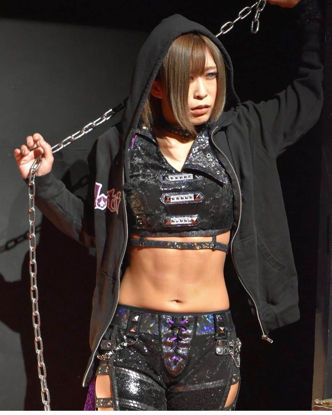 小波のインスタグラム：「プロレスの試合を見るとやっぱり影響される  私はプロレスが好きだ  だからもっとギラギラした小波でいたい  今まで心の奥底から楽しかった事、悔しかった事理不尽な事全てプロレスの世界で学んだよ  それがあったから今の私がいる  でもあの時の私に足りないものがある もっとギラギラしたものなんだよ  それが見つかるまではまだ帰れない  いつか帰れるのかな。。。あの場所に」