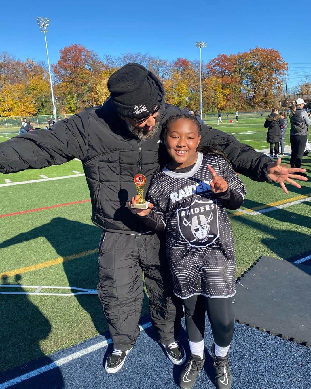 エブロ・ダーデンさんのインスタグラム写真 - (エブロ・ダーデンInstagram)「She asked to play flag football, we don’t know why… Her team won the championship!!! Wow… so proud of my little Isa!!!   Don’t know how she ended up on the Raiders, maybe my Dad was looking out, but she was hyped cause she knew that was the team I grew up watching.」11月23日 1時55分 - oldmanebro