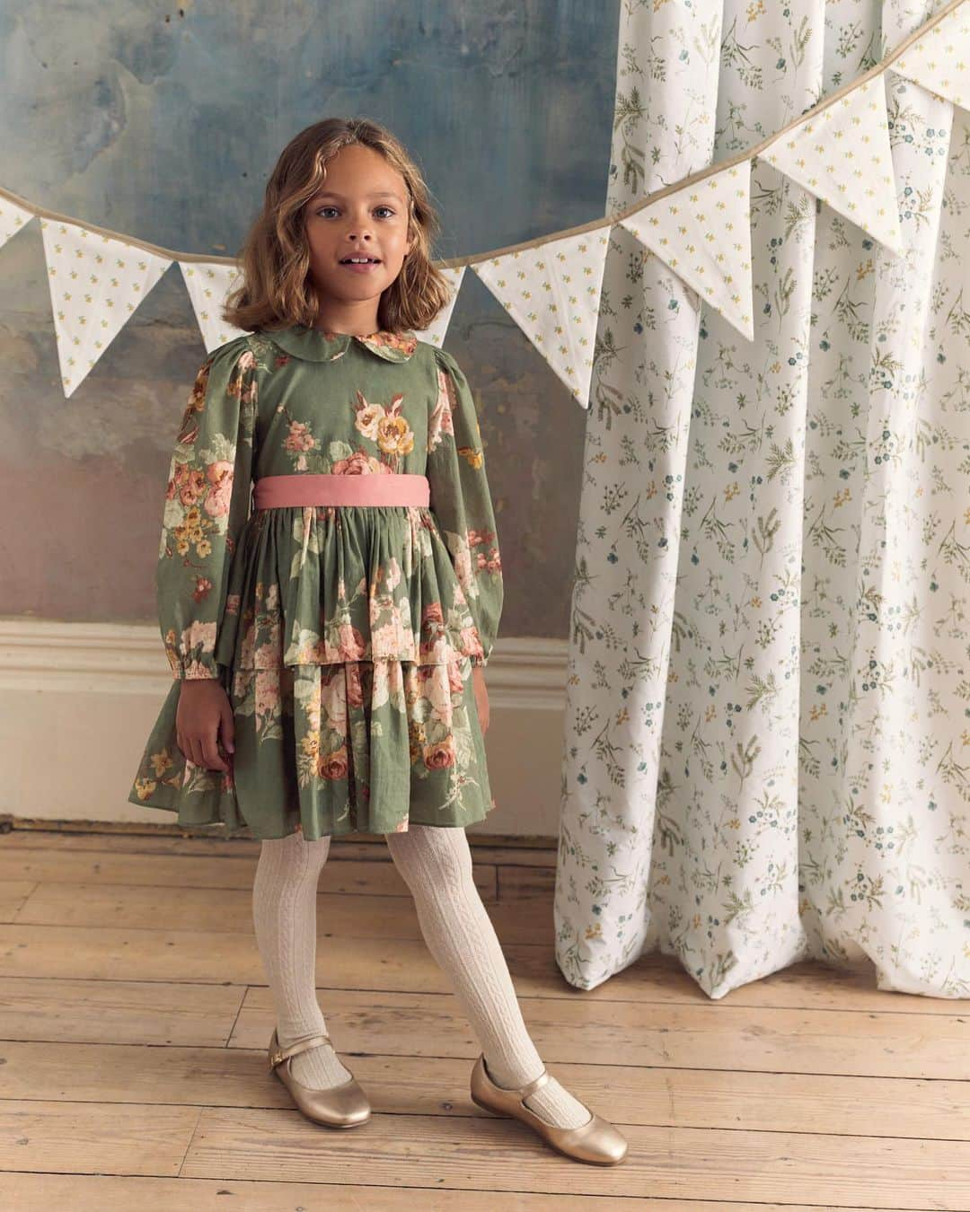 ローラアシュレイさんのインスタグラム写真 - (ローラアシュレイInstagram)「Get your little ones ready for the festive season.  Adorned by iconic prints from the Laura Ashley archive, these charming occasion dresses will be the perfect outfit for the pending Christmas celebrations.  Now available on lauraashley.com and @nextofficial」11月23日 1時50分 - lauraashleyuk