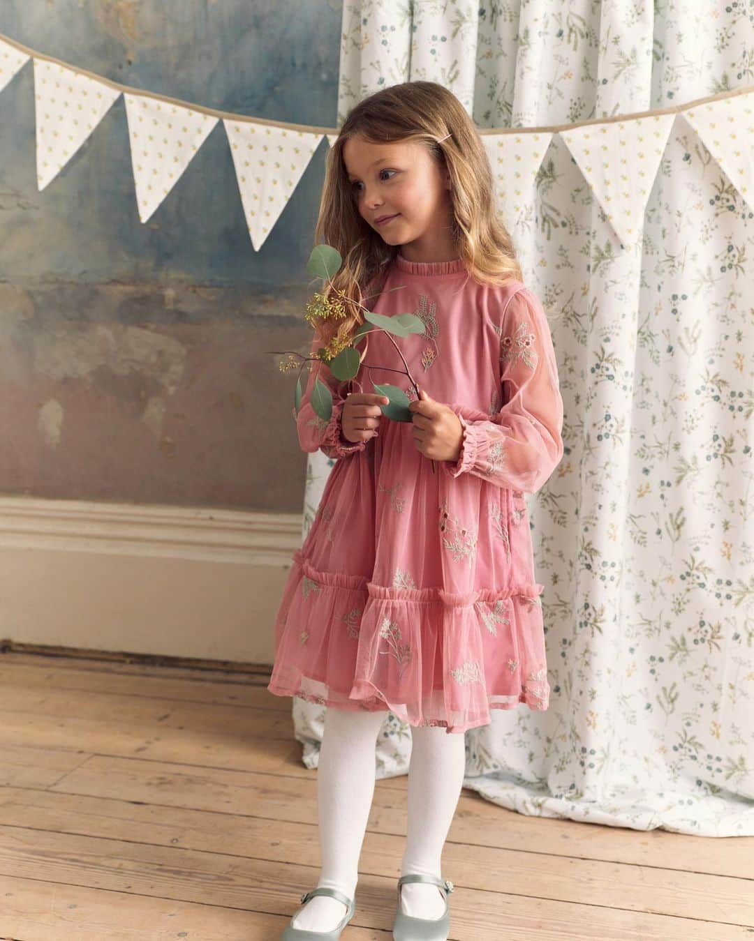 ローラアシュレイさんのインスタグラム写真 - (ローラアシュレイInstagram)「Get your little ones ready for the festive season.  Adorned by iconic prints from the Laura Ashley archive, these charming occasion dresses will be the perfect outfit for the pending Christmas celebrations.  Now available on lauraashley.com and @nextofficial」11月23日 1時50分 - lauraashleyuk