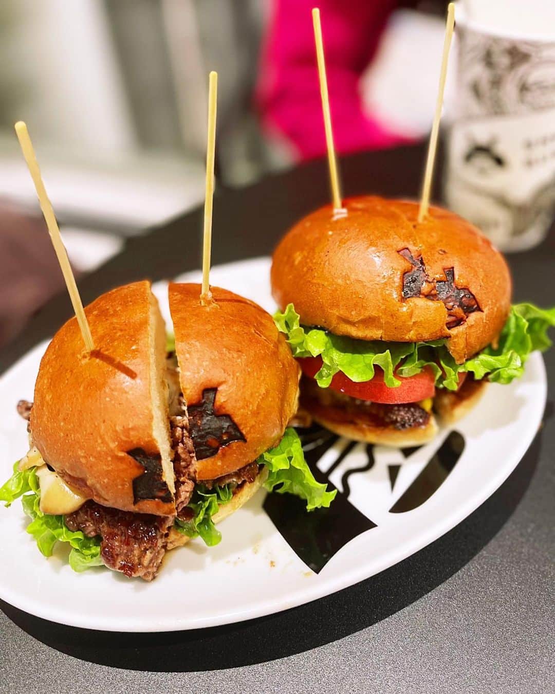 住谷杏奈のインスタグラム：「･ 2023.11.24に麻布台ヒルズにオープンする @shogunburger 🍔🍟 ひと足お先にお邪魔しました🤗 ･ ･ わたしショーグンバーガーが大好き過ぎて、 渋谷のお店に足繁く通っていましたが、 麻布台ヒルズにできたらもっと通いやすくなる🍔🫶 ･ 日本一を獲得したハンバーガーなんだよ🥇 ･ ･ 子ども達も大好きだから オープンしたら又絶対行こう🍔‼️」