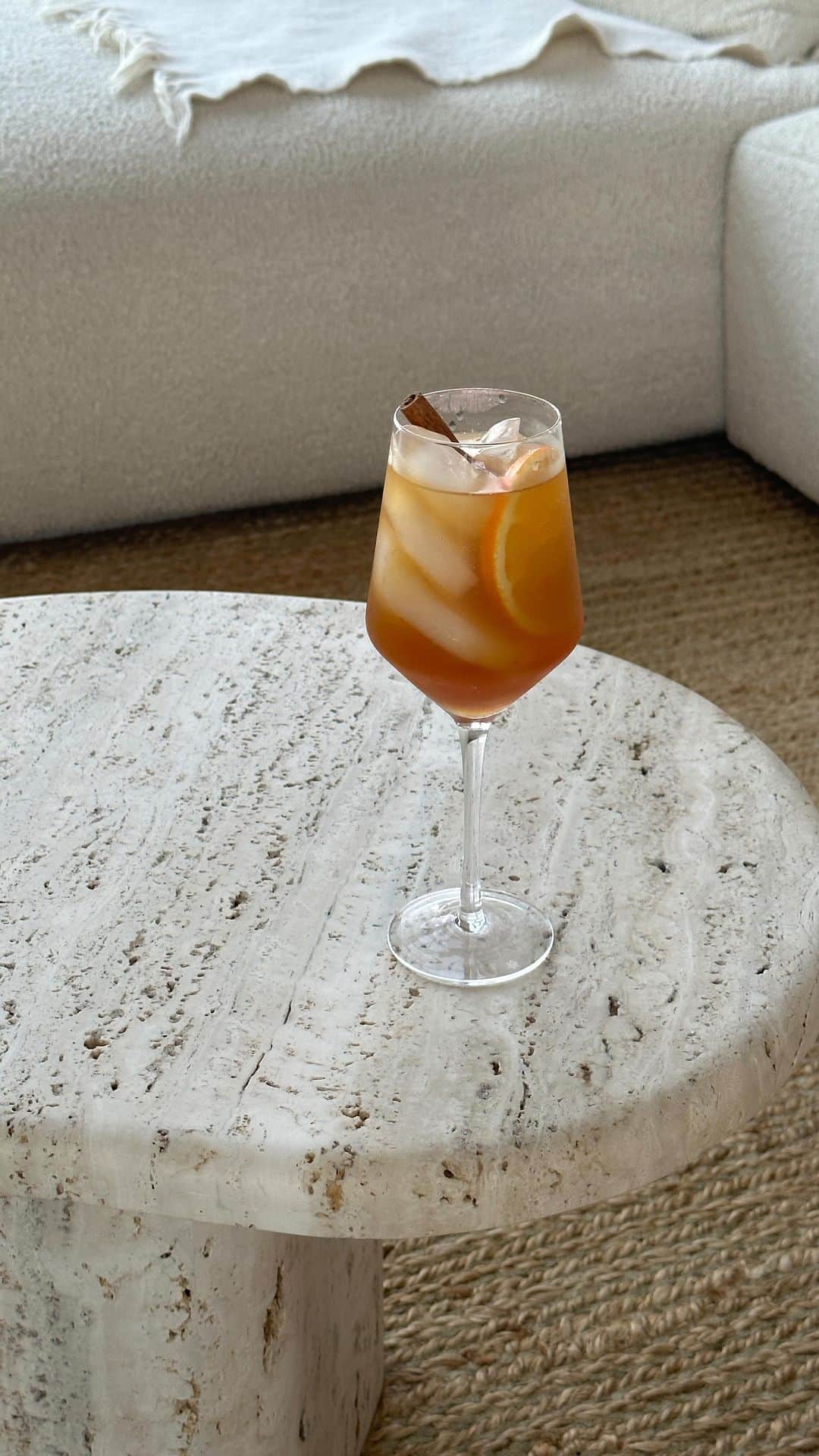 サンヌ・ヴロートのインスタグラム：「In my mocktail era! 🍸 For the holidays I have been playing around with different @soulsyncbody mocktails that are a perfect for any cozy night!  Spiced Ginger & Orange Mocktail Mule Recipe:  1 oz of Lime Juice 1 oz of Orange Juice 1 oz of Ginger Syrup 1/2 Cab Of Spiced Ginger Ale ( I use Ginger from @drinkpoppi ) 1/2 cup of Cubed Ice  Ginger Syrup 1/2 cup of Ginger, Thinly Sliced & Peeled 2 cup of Water 1/3 cup of Coconut Sugar  Garnish 1 Cinnamon Stick 1 Orange Slice  Just dropped 5 mocktail recipes on @soulsyncbody!!!!!」