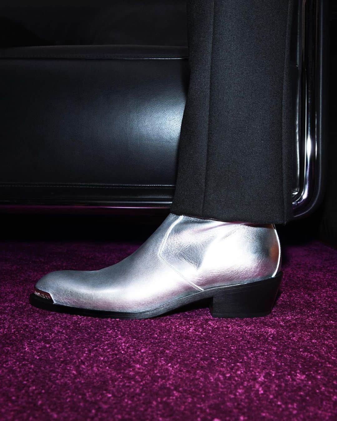 Jimmy Chooさんのインスタグラム写真 - (Jimmy ChooInstagram)「Cast in metallic silver leather, the Sammy Boot is sure to turn heads this holiday season  #JimmyChoo」11月23日 2時03分 - jimmychoo