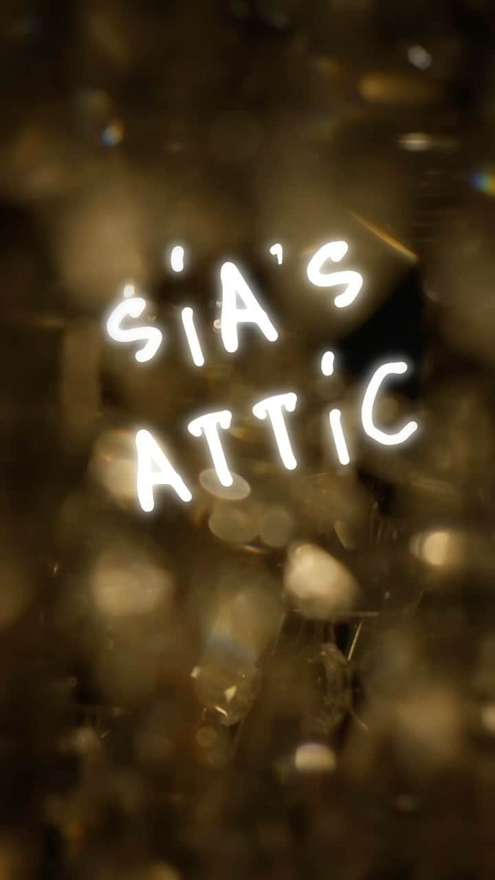 シーアのインスタグラム：「The best season of the year is coming soon! 👀🎁 - Team Sia #everydayischristmas  [video description: behind-the-scenes footage of Sia’s Christmas claymation series with the text “this holiday season come visit Sia’s attic” and “coming soon” on the screen]」