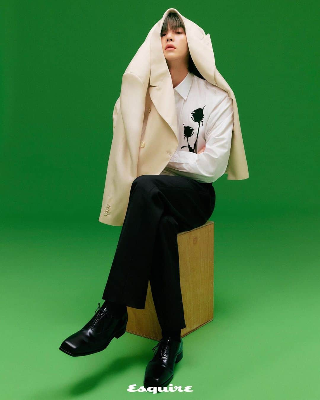 プラダさんのインスタグラム写真 - (プラダInstagram)「Song Kang wears a selection of looks from the #PradaHoliday 2023 collection in a recent issue of Esquire Korea. The editorial was photographed by Sangmi Ahn and styled by Geumnam Hwang.  #PradaEditorials @esquire.korea @songkang_b」11月23日 2時00分 - prada