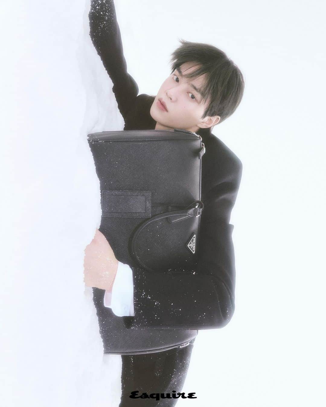 プラダのインスタグラム：「Song Kang wears a selection of looks from the #PradaHoliday 2023 collection in a recent issue of Esquire Korea. The editorial was photographed by Sangmi Ahn and styled by Geumnam Hwang.  #PradaEditorials @esquire.korea @songkang_b」