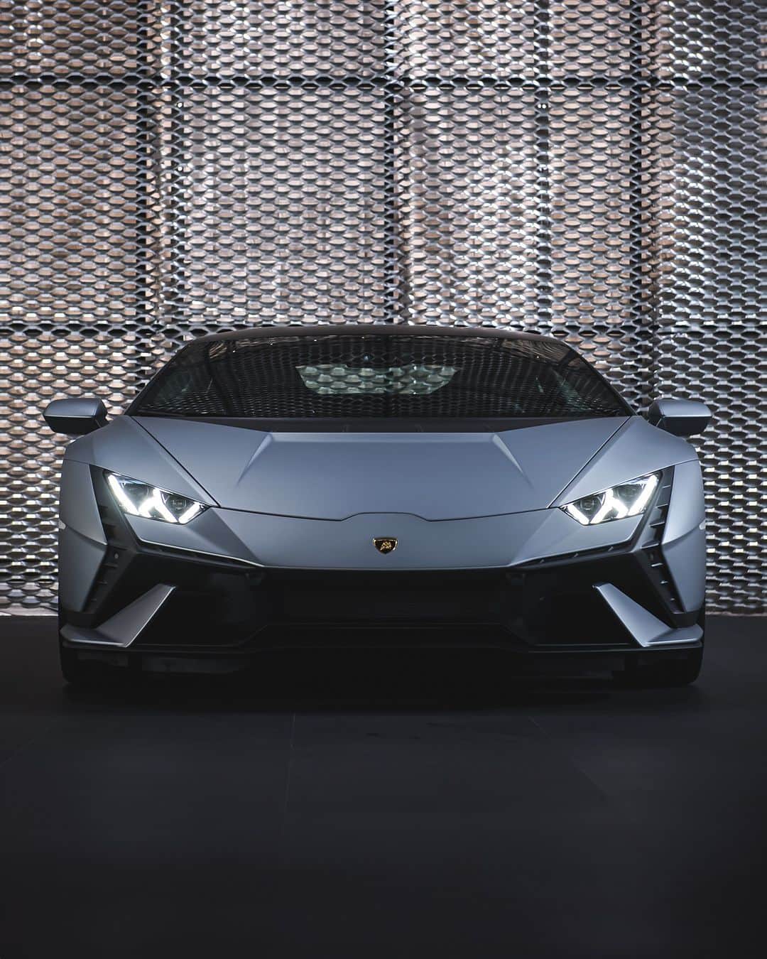 ランボルギーニのインスタグラム：「A super sports car is not only about speed. But also about style. And no one knows this crucial fact better than a Huracán Tecnica.   Captured for @lamborghinibangkok   #Lamborghini #HuracánTecnica #TakeAllYourSoulsToDrive __ Huracán Tecnica: fuel consumption combined: 14,5 l/100km (WLTP); CO2-emissions combined: 328 g/km (WLTP)」