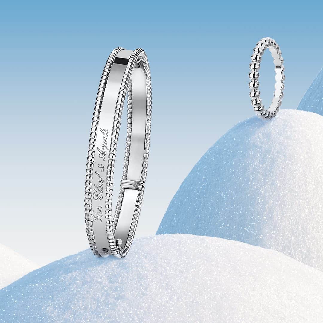 ヴァンクリーフ&アーペルのインスタグラム：「Winter season is on its way! Discover a delicate ensemble of Perlée creations in white gold, sparkling amidst the snow, in an enchanting landscape.   Visual artist: @arthurhoffner   #VCAPerlee #DiamondBreeze #VanCleefArpels」