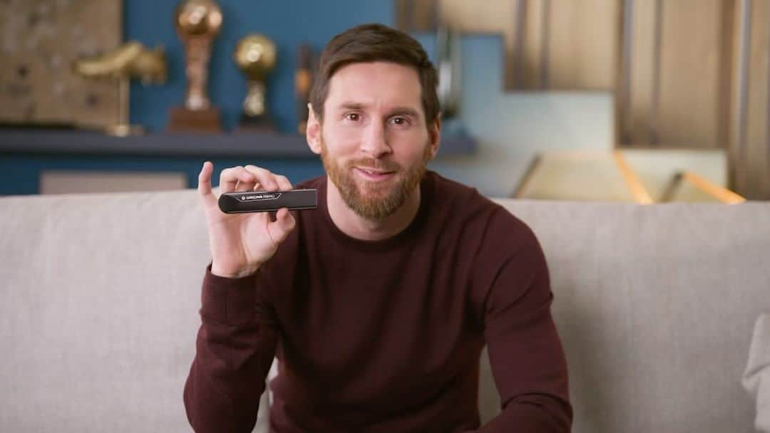 リオネル・メッシのインスタグラム：「I’m so proud to be a part of this legendary collaboration with OrCam to champion the revolutionary OrCam Read 3 device! 📚⚽ Together, we’re on a mission to bring positive change by introducing this game-changing device that empowers those with vision loss or reading fatigue. The OrCam Read 3 is not just a magnifier; it’s a handheld reading companion and a stationary reader all in one, making it the ultimate reading companion for people with low vision. Join us in making a difference and discover the incredible features of the OrCam Read 3 at orcam.com/en-us/orcam-read-3  Estoy muy orgulloso de formar parte de esta colaboración legendaria con OrCam para impulsar el increíble dispositivo OrCam Read 3. 📚⚽ Juntos, estamos en una misión de generar un cambio positivo al presentar este dispositivo innovador que empodera a quienes sufren de pérdida de visión o se fatigan al leer. El OrCam Read 3 no es solo una lupa; es un compañero de lectura portátil y un lector fijo, todo en uno, convirtiéndolo en el compañero definitivo para personas con baja visión. Unite a nosotros para marcar la diferencia y descubrir las increíbles características del OrCam Read 3 en orcam.com/en-us/orcam-read-3  #OrCamRead3 #AssistiveTech #LowVision」