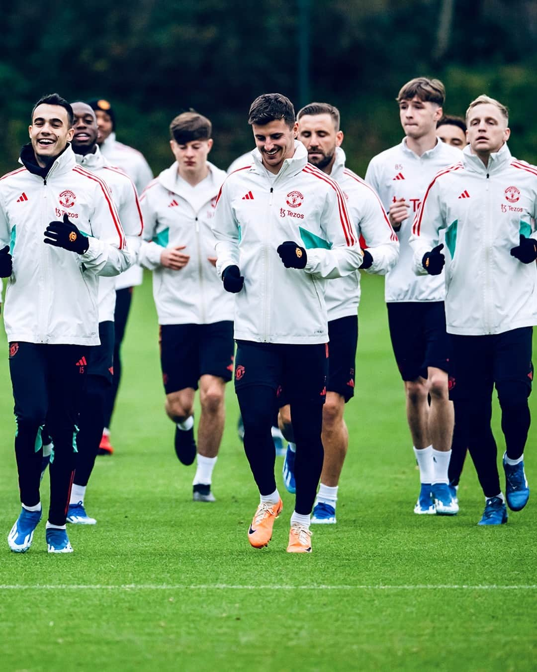 マンチェスター・ユナイテッドのインスタグラム：「Charging up at Carrington 🔋  #MUFC #ManUtd #PremierLeague」