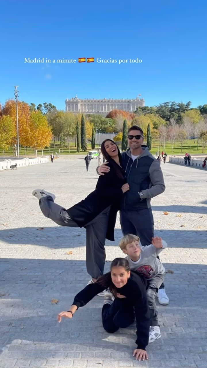 エリック・ウィンターのインスタグラム：「Madrid in a minute…. What an amazing stay… the culture, the food and family. Can’t wait to come back. Next stop Toledo for Thanksgiving ! 🇪🇸 #vamos #familytime #vacation」