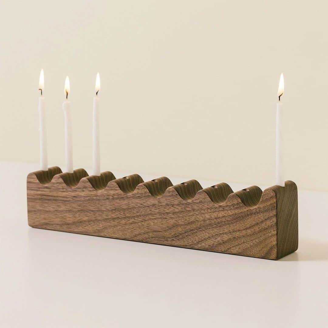 Design Milkさんのインスタグラム写真 - (Design MilkInstagram)「Get ready to light up your Hanukkah celebrations in style! 🕎✨ With just over 2 weeks to go, we've got you covered with 30 modern menorah picks that will add a touch of contemporary flair to your festival of lights. 🌟 \\\\ Check it all out at the link in bio. 🔗」11月23日 2時08分 - designmilk