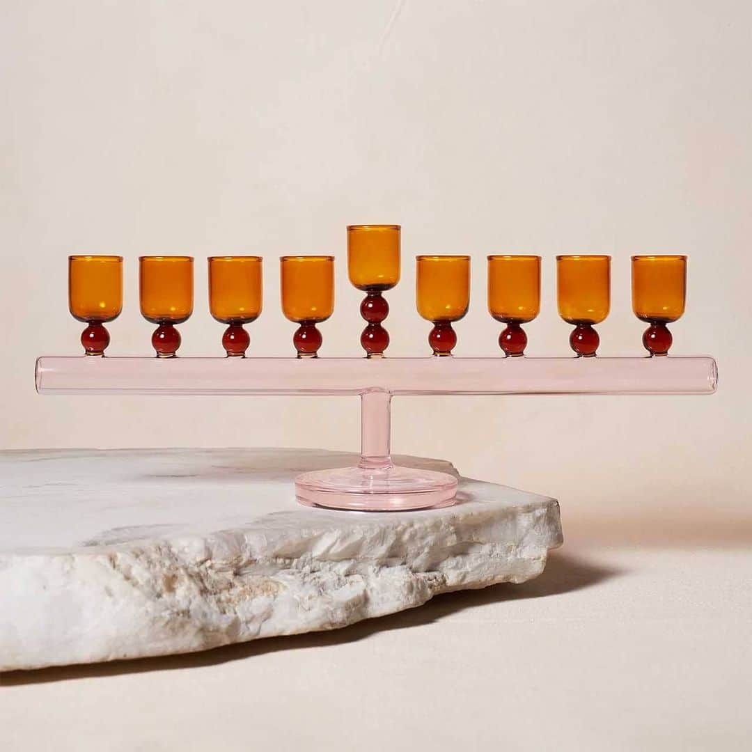 Design Milkさんのインスタグラム写真 - (Design MilkInstagram)「Get ready to light up your Hanukkah celebrations in style! 🕎✨ With just over 2 weeks to go, we've got you covered with 30 modern menorah picks that will add a touch of contemporary flair to your festival of lights. 🌟 \\\\ Check it all out at the link in bio. 🔗」11月23日 2時08分 - designmilk