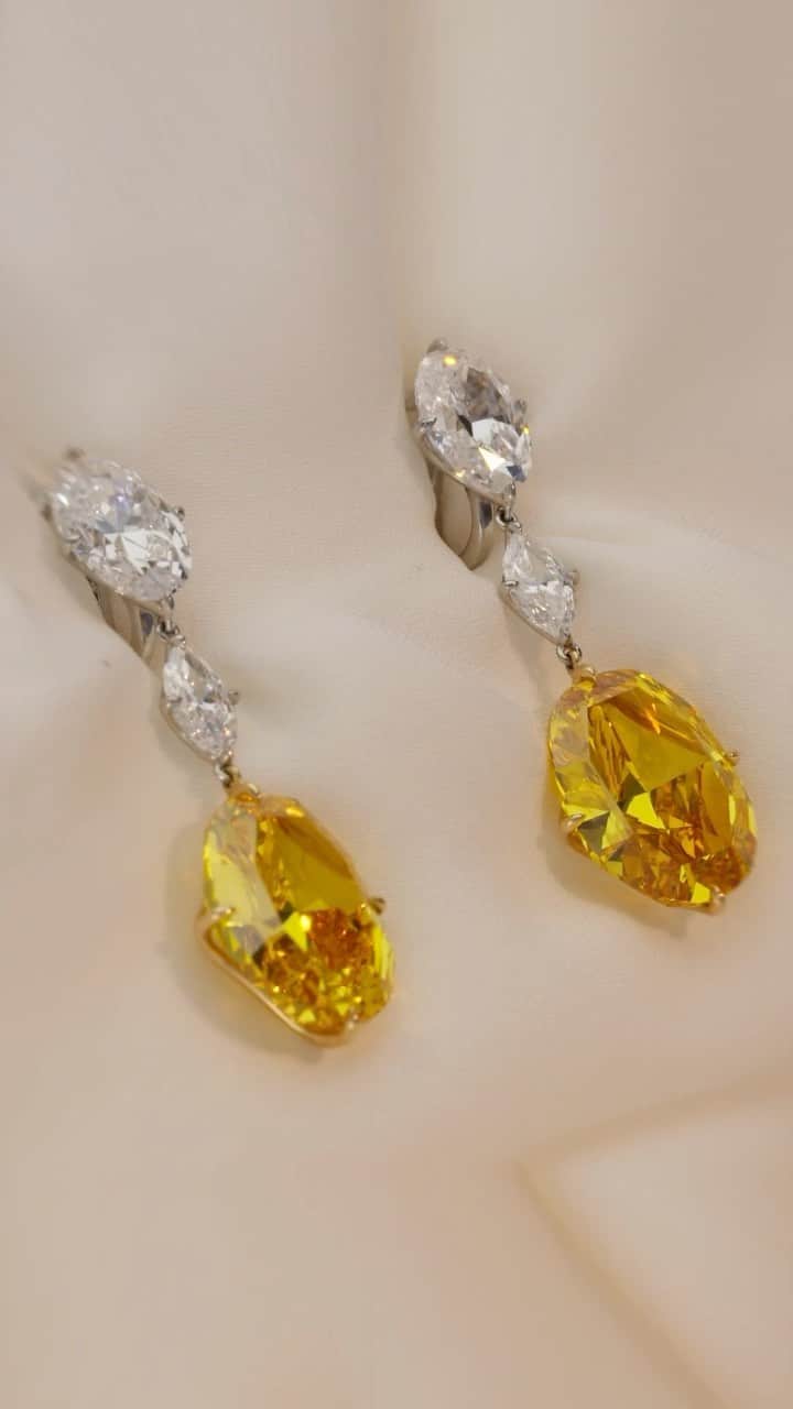 クリスティーズのインスタグラム：「🧡 CALIFORNIA SUNSET 🧡   Christie’s is proud to present a spectacular pair of fancy vivid orange-yellow diamonds of 12.20 and 11.96 carats in our upcoming New York Magnificent Jewels sale on 6 December.    A SENSATIONAL PAIR OF COLORED DIAMOND EARRINGS Estimate: $7,000,000-12,000,000   Magnificent Jewels | New York | 6 December   Don’t miss your chance to see these amazing colored diamonds on exhibition around the world 🌎🌍🌏   Geneva 🔸 2 - 6 November Hong Kong 🔸 24 - 27 November New York 🔸 1 - 5 December   #christiesjewels #christies #CaliforniaSunset #ColoredDiamonds #vividorange-yellow #diamonds #NewYork #RockefellerPlaza #MagnificentJewels #callchristies #bidnow」