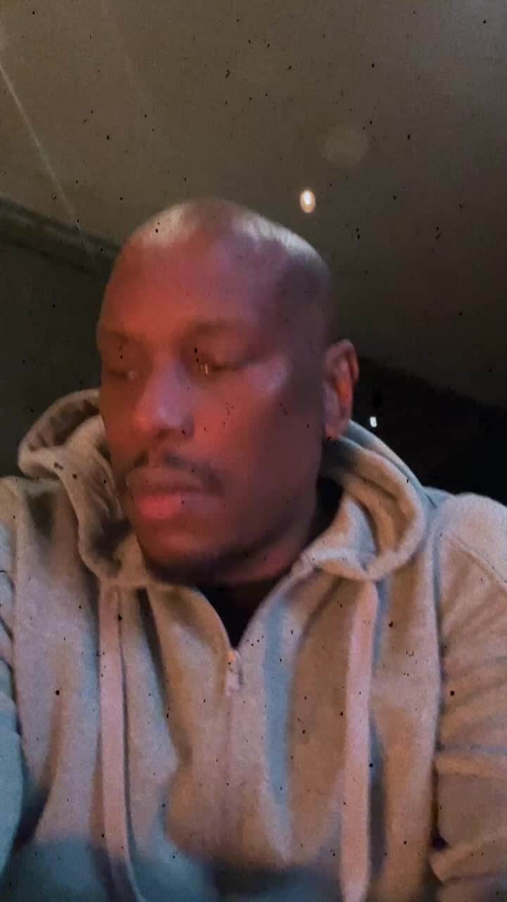 タイリース・ギブソンのインスタグラム：「[ RAW COURT DOCS ARE LEAKED ] LINK IN MY IG BIO Judge Kevin M Farmer is gonna HATE MY GUTS…..  A news journalist who wants to remain anonymous spelled this out WOW!!!   Collusion between the Judge for Tyrese’s divorce case and his ex-wife’s lawyers? Judge Kevin M. Farmer stated on October 2, 2023 that Tyrese Gibson was entitled to a hearing before a  supersedeas bond was entered because Mr. Gibson is appealing the Judge’s rulings in the divorce case. A hearing was set for November 15, 2023. Mr. Gibson was supposed to bring his CPA to the hearing on November 15, 2023 to present documents and evidence. Instead, on November 13, 2023, Judge Farmer suddenly cancelled Mr. Gibson’s hearing without notice, and instead of rescheduling the hearing, Judge Farmer entered an order requiring Mr. Gibson to pay almost a half million dollars to his ex-wife’s attorney in 10 days without a hearing as if there was some type of collusion between Judge Farmer and Samantha Gibson’s attorneys. This latest injustice by Judge Farmer is just one of many actions which suggests that there may be something else is going on at the Fulton County Superior Court Judge. Is there collusion going on with Judge Farmer and Samantha Gibson’s lawyers, or does Judge Farmer regularly deny litigants the opportunity to be heard? Judges are supposed utilize the authority that they have to carefully evaluate the testimony of the witnesses and the evidence presented. Judges have to be patient and allow parties to have their days in court. Judges  are supposed to ALLOW every person the opportunity to be heard -  Mr Farmer would not allow Mr Gibson to testify at his divorce trial and ordered Mr. Gibson to pay a California child support amount in a Georgia case, Farmer made Mr. Gibson pay 2 years of retroactive child support in the amount of $10,690 per month even though Mr. Gibson  had been voluntarily paying over $2,000 per month for a toddler without a court order for 2 years, and how Mr Farmer completely ignored the fact that Mr. Gibson’s ex-wife lied to the the public UNDER OATH [ please see my last post tobreas the rest ]」