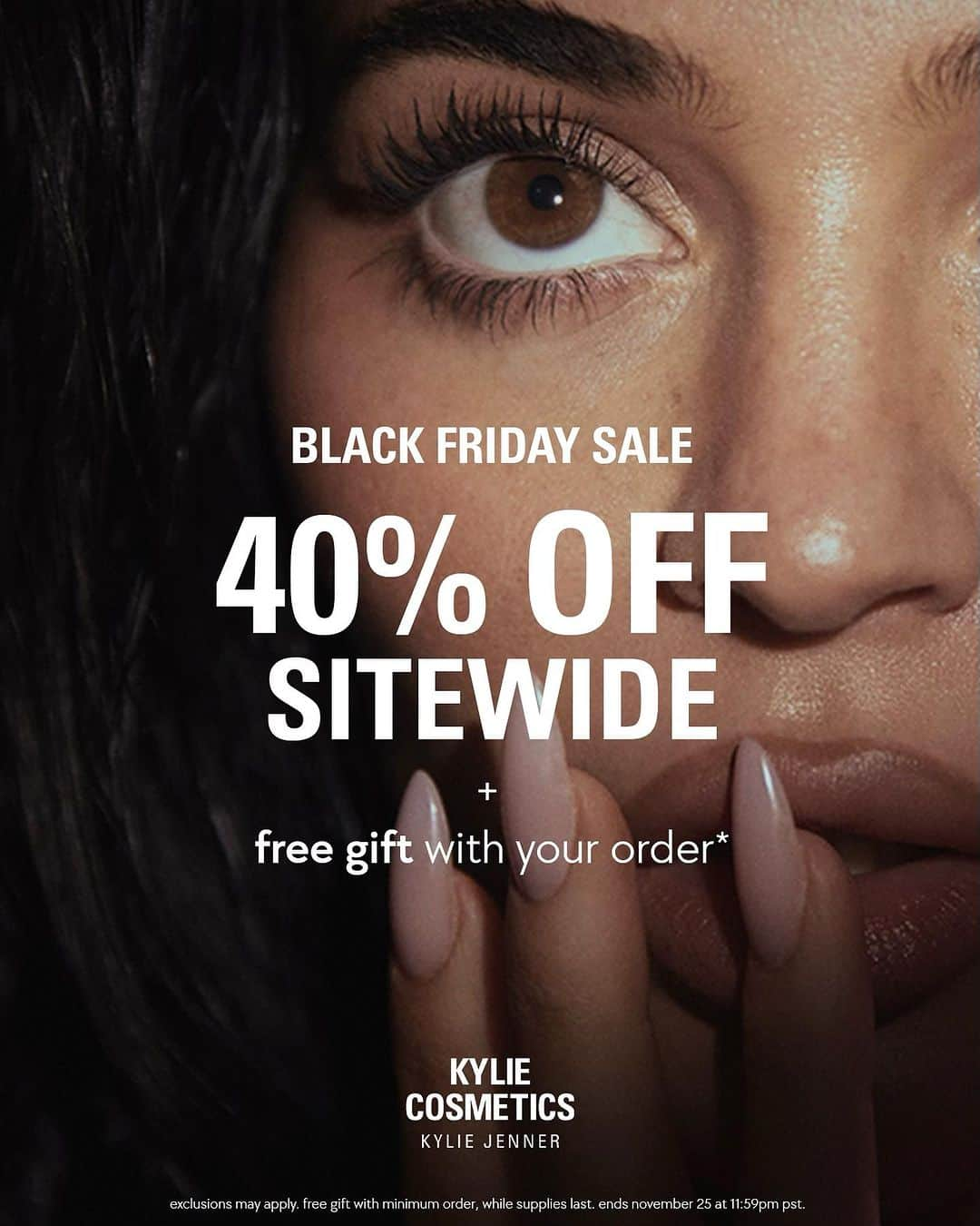 クリス・ジェンナーのインスタグラム：「BLACK FRIDAY starts now! Happy shopping! 🖤🛍️ @kyliecosmetics @skims @goodamerican @lemme @skkn」