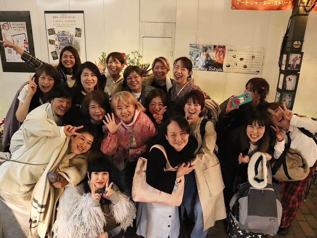 旺季志ずかのインスタグラム：「意識の学校 旺季クラブの みんながミュージカル 「theSTAR悪夢と契約した男」を 応援してくれていたので  お礼を兼ねて お食事会に ご招待しました✨ (写真に写れなかったひと 　ごめん🙏)  ミュージカルの感想 もうねーー  感動したっていう言葉は たくさん❤️  そして やっぱり 観た後で 人生変わった！って言う人もいて  みんな めちゃくちゃ受け取ってくれてて 本当に 本当に嬉しかった！！！  二次会では 主演の原田優一さん @harada_u.1 の 萌えポイントを みんなが告白し始めて 大盛り上がり❤️  どんな時も あったかい 「繋がり」があったなら 生きていける。  「ひとりあること」 と 「仲間と生きること」  その両方を やっていこう。  コツコツコツコツ 表現して  姿を世界にあらわしていこう✨  #旺季クラブ」