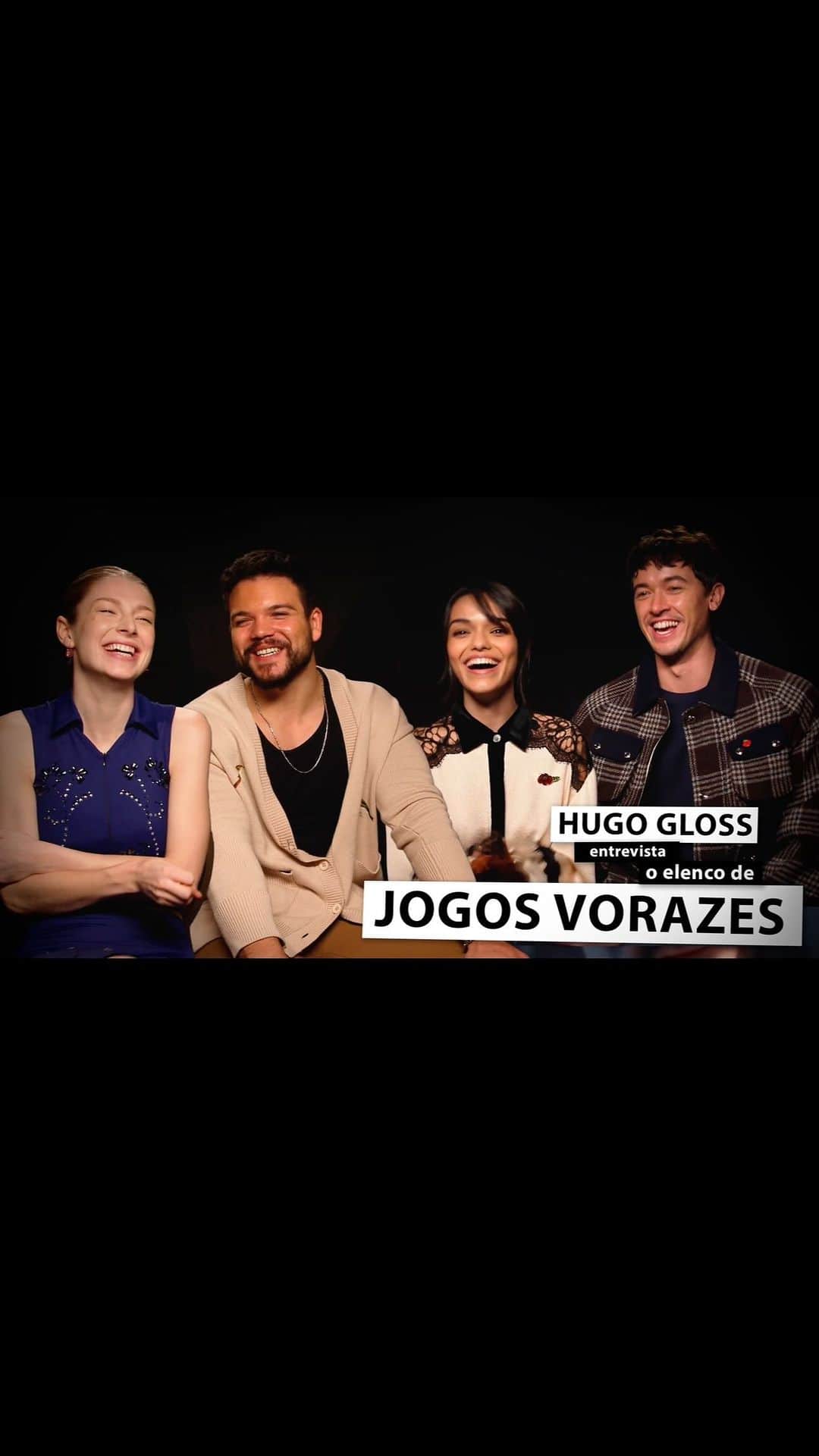 Hugo Glossのインスタグラム：「Nem precisa se voluntariar como tributo para saber que essa entrevista está INCRÍVEL! Oito anos após o fim de #JogosVorazes, “A Cantiga dos Pássaros e das Serpentes” nos leva de volta a Panem. A equipe do hugogloss.com conversou com Rachel Zegler, Tom Blyth, Hunter Schafer e Josh Andrés Rivera sobre os bastidores da trama e as cenas mais emblemáticas da adaptação do livro de Suzanne Collins. O elenco ainda revelou se entrou em contato com Jennifer Lawrence e outras estrelas dos primeiros filmes em busca de conselhos, e como foi atuar ao lado dos ícones Viola Davis e Peter Dinklage. Dá o play e vem com a gente!」