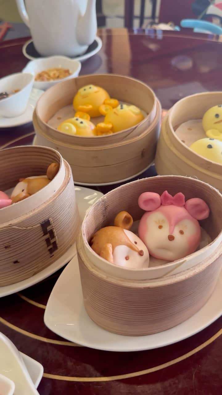 寺口智香のインスタグラム：「クリスタルロータスに行ってきた〜🐭♥️🌈  キャラクターの飲茶は事前に予約が必要で 電話かけて メールアドレスを伝えると 飲茶のメニューを送ってくれるので 頼む個数をリプライするだけ！  たた、私はメールが届かなくて3回も電話かけたし 時間もかかったので 1人500円で代理で頼んでくれる方法もあるらしく 国際電話代を考えると別にそれでもいいかもしれない...笑  飲茶のワンタン麺は本当に美味しかった〜 ワンタン麺日本でも売って欲しい、、 毎日食べに行く、、」