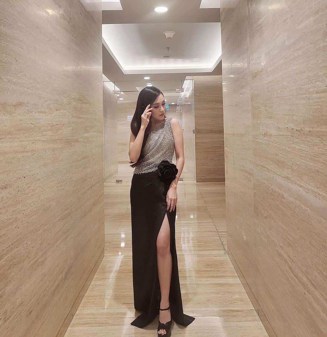 アユ・ティンティンさんのインスタグラム写真 - (アユ・ティンティンInstagram)「🖤🩶 KDI  Gown @lilianalim_official Earrings @rinaldyyunardi Hair @kriznafahrezi Fashion Stylist @erichalamin Stylist Assistant @andraastari」11月23日 2時27分 - ayutingting92