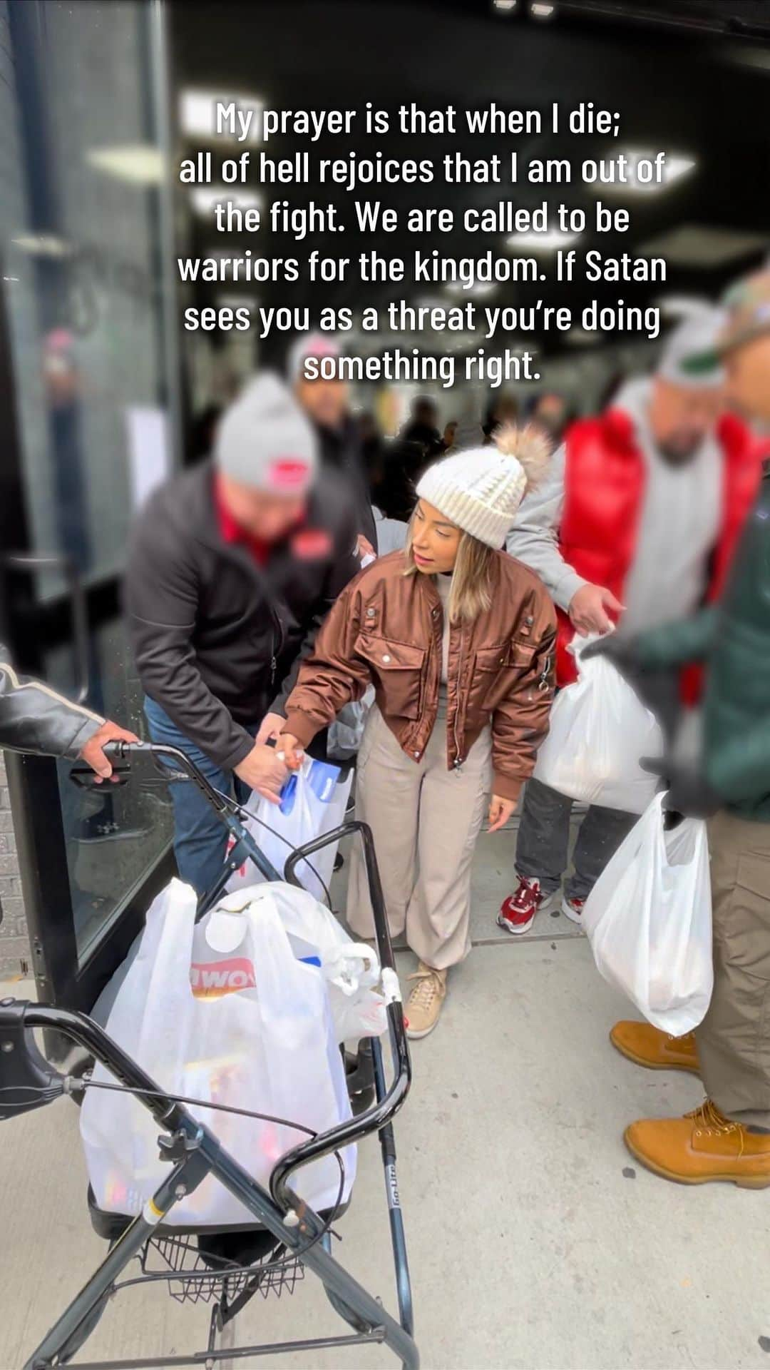 ジェセニア・バイスのインスタグラム：「Yesterday I was on 3hours of sleep back from an LA flight and together with an incredible group of people; we gave back to people who needed food, touch, a smile on a cold rainy day in preparation of Thanksgiving . S/o @fatjoe @upnyc @goyafoods @goyacares @cibaomeatprod @nys.lra @hdm.digital @milliesialer   #givebacktothecommunity #givingback #community  #giveback #volunteer #socialgood #philanthropy #dogood #helpingothers #giving #tge」