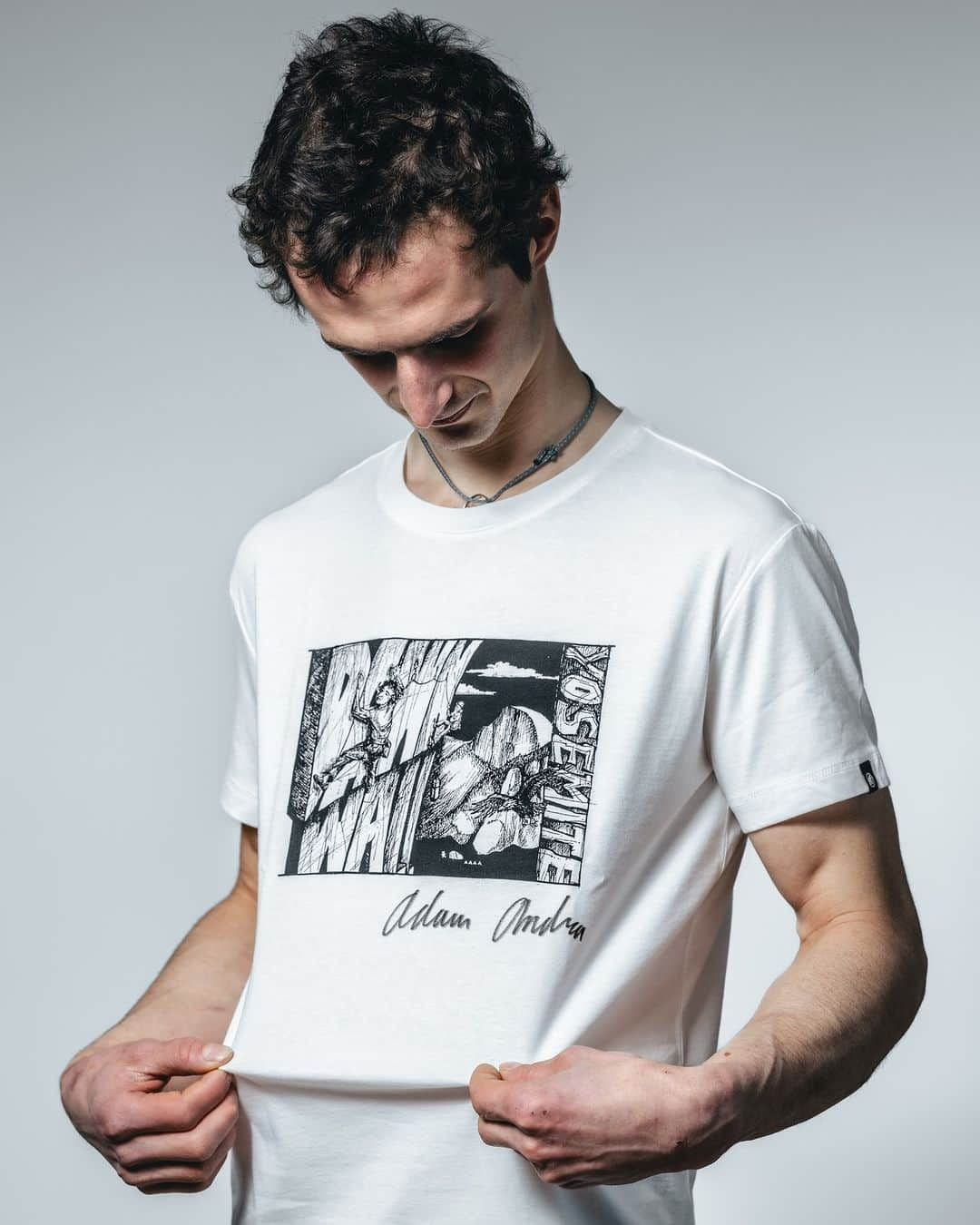 アダム・オンドラのインスタグラム：「Dear climbers and fans 👊,  what a piece of news! We just released 2 new designs of T-shirts and one special Xmas combo on my e-shop.adamondra.com 😎 Grab a T-shirt with the epic climb inside the giant abyss Macocha with spiders and bats, or a pretty cool Dawn Wall T-shirt capturing the crux move, Camp 4, Midnight Lightning, a bear and Half Dome 👌  Looking for the perfect Christmas gift for any climber? 🎄 Enjoy a limited package combining the freshly signed themed T-shirts produced by @mammut_swiss1862  and my AO Photo Book full of pure nature, hard work and emotions at an all-time best price.  We are also working on Silence t-shirt supplies for the beginning of the next year because these disappeared in the blink of an eye.  What would you want more? ❤️  Just be quick. The number of new products and packages is limited, and shipping sometimes takes a bit longer time 💪  Pics @pet.phot   #adamondra #AO #climbing #rockclimbing #dawnwall #macocha #climbinglife  #climbinginspiration #climbers #climberfasion」