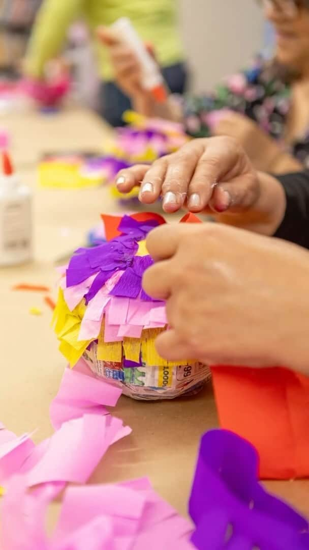 ロサンゼルスカウンティ美術館のインスタグラム：「We have F U N✨  Reminiscing about our piñata making workshop last week—head to our link in bio to come have (more) fun with us!」