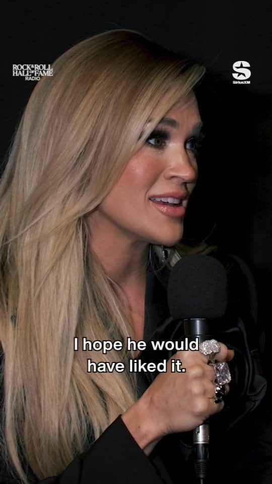キャリー・アンダーウッドのインスタグラム：「@carrieunderwood chats about her experience paying tribute to George Michael with her cover of “One More Try” ❤️  Hear Carrie's performance from the 2023 @rockhall Induction Ceremony on @carriescountry tomorrow, 11/23 at 12pm ET at the link in bio!」
