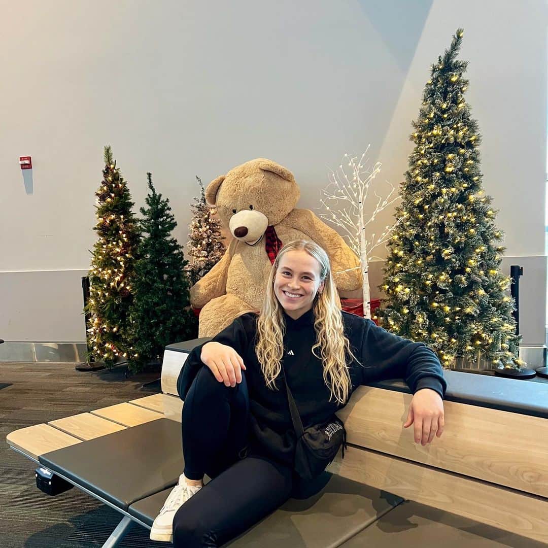エリー・ブラックのインスタグラム：「✈️ Halifax ➡️ Australia for some training!   Have you been to 🇦🇺 before? Looking for recommendations for things to do in down time, food, sites, and hikes! Let me know 👇  #Travel #Gymnastics #Australia」