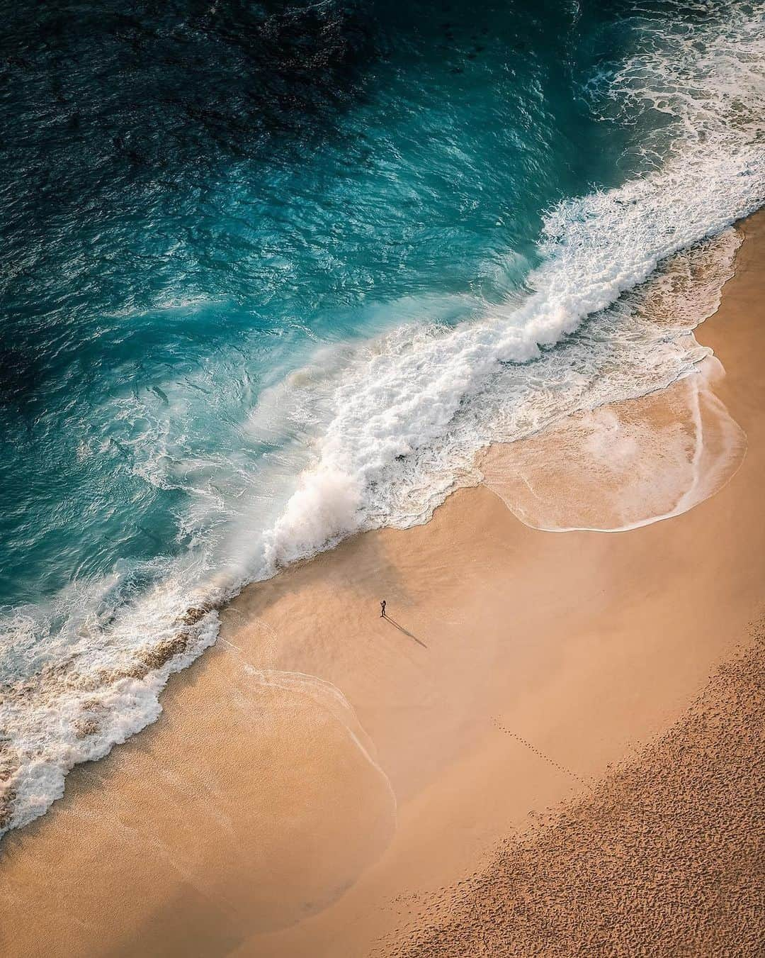 Coronaのインスタグラム：「Kelingking Beach Nusa Penida is not only stunning but it’s a great spot for explorers to set up for the day.   A well-known spot for diving, the beach draws in crowds for a rare sight - and part of the beach’s namesake. Divers and snorkelers come near and far to witness the majestic Manta fish - the world’s largest stingray.   If you’d rather sit on the shore, the golden sand is the perfect spot to lay out and listen to the crashing of the waves.   #ThisIsLiving   📷: @jonashornehoj  #Indonesia」