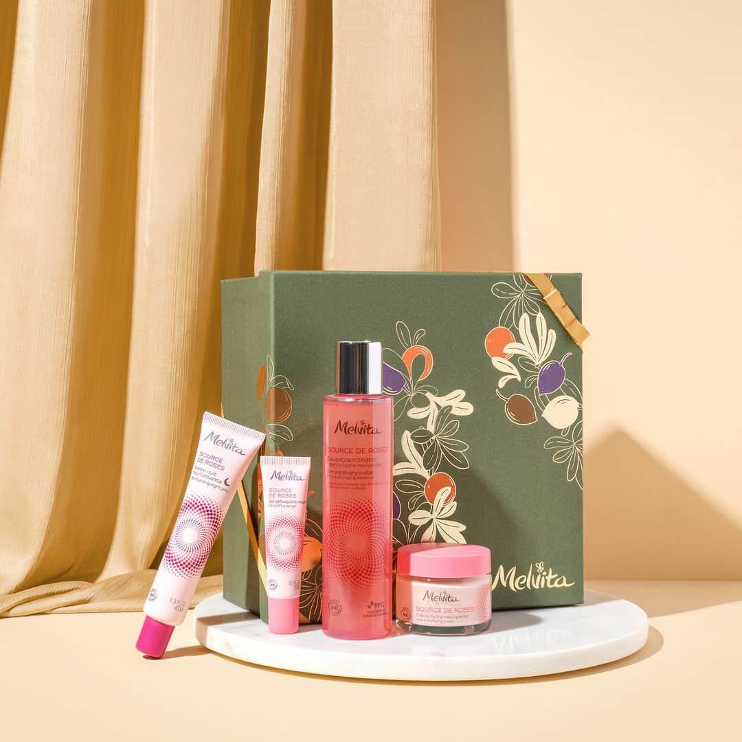 Melvita Officialのインスタグラム：「Un coffret ultra hydratant 💗  Offrez à vos proches un boost d'hydratation avec notre coffret Source de roses. Vous pourrez retrouver dans cette jolie boîte de noël:  -Une crème hydratante repulpante Source de Roses -Un gel frais contour des yeux source de Roses  -Une crème de nuit revitalisante Source de Roses  -Et bien sûr, notre nouveau chouchou : Une essence hydra-repulpante Source de Roses   Commencez votre shopping de noël sur Melvita.fr」
